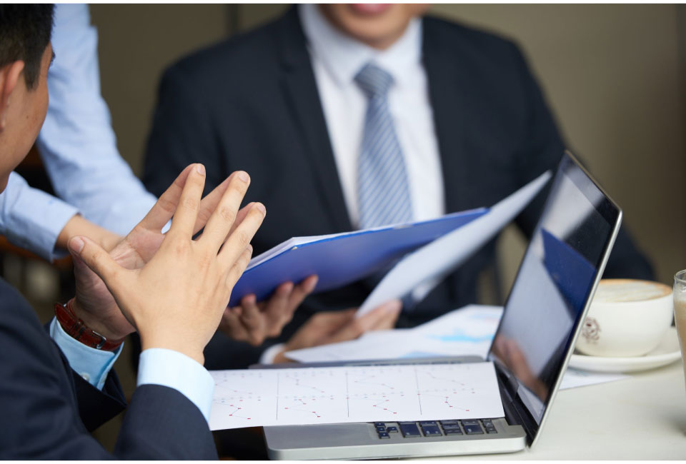 Imagen de Empresarios en una junta - Servicios Legales para Empresas
