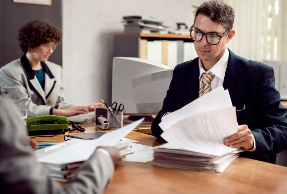 Abogado de responsabilidad patrimonial revisando documentos en el despacho