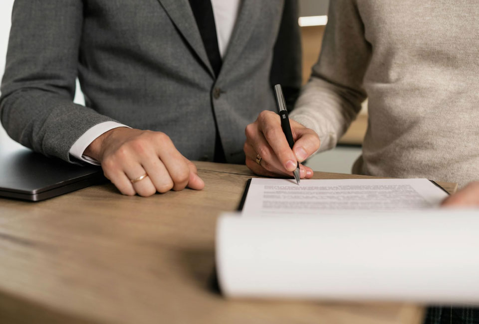 Abogados en contratos civiles revisando y firmando documento