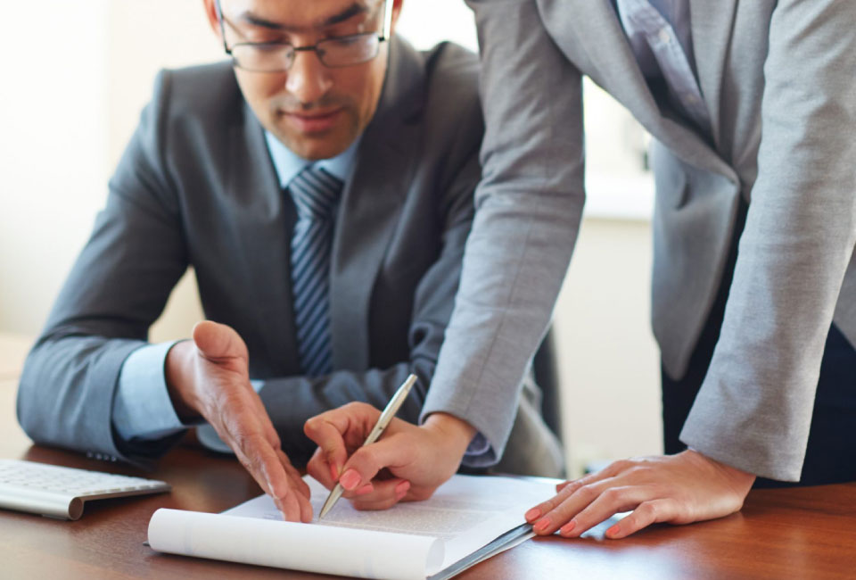 Abogados de responsabilidad civil analizando una propuesta